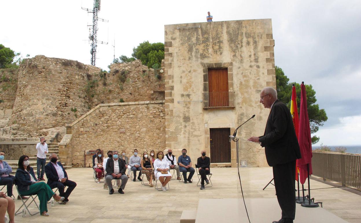 El alcalde de Dénia, durante su intervención en la explanada frente al Palau del Governador. 