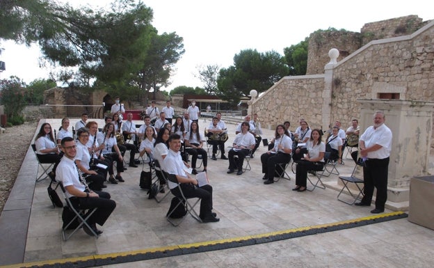 Imagen principal - La Agrupació Artística Musical de Dénia, Maria Josep Ripoll (PSPV) y Rafa Carrió (Compromís). 