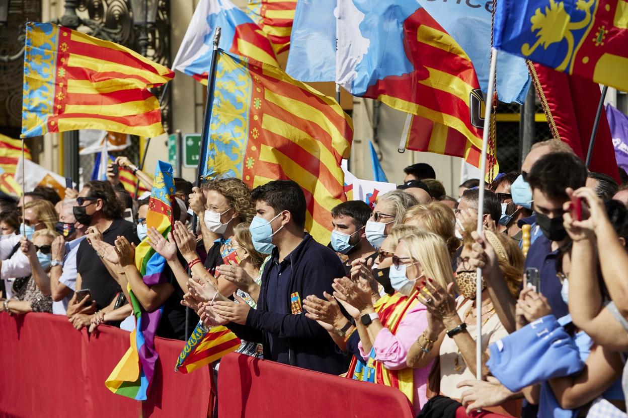 El público aplaude al paso de la procesión. iván arlandis