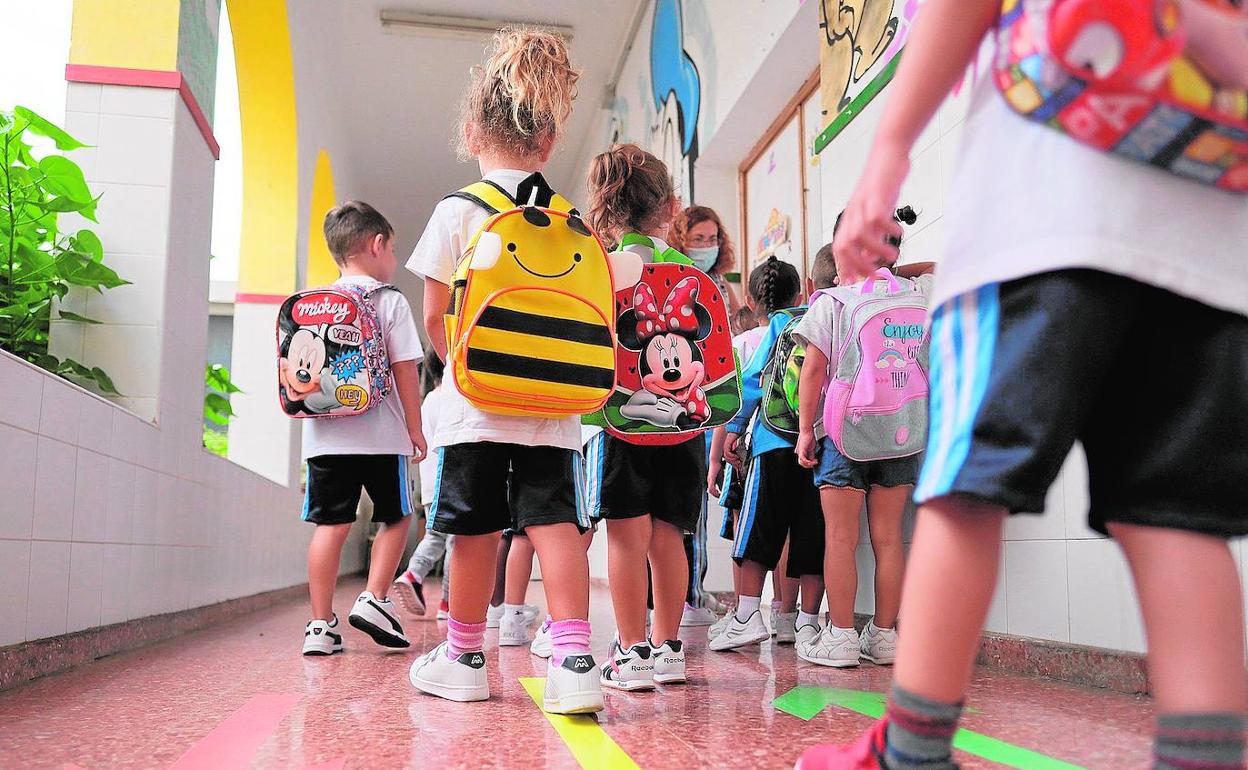 Alumnos de un colegio se dirigen a su clase el primer día del curso. 