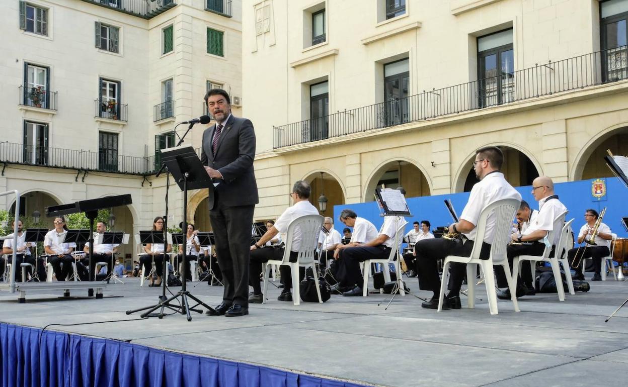 Intervención de Luis Barcala durante los actos conmemorativos del 9 d'Octubre en Alicante. 