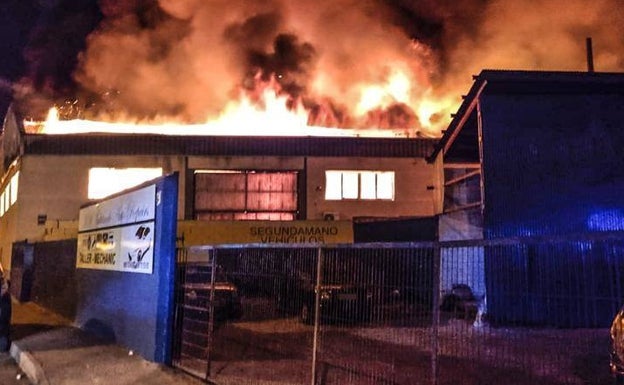 Imagen principal - Imágenes del incendio en una fábrica de calzado de Catral, este domingo. 