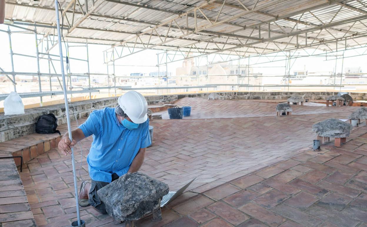 Catedral de Valencia: goteras | Buscan goteras en la cubierta de la Catedral de Valencia por el daño en los frescos renacentistas