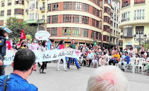 Manifestación por el mismo recorrido que la entrada de Mmoros y Cristianos, ayer.