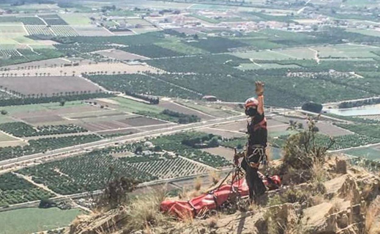 Rescate del senderista accidentado este domingo en Callosa de Segura. 