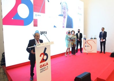 Imagen secundaria 1 - Carmen Robles, con sus hijos, Manolo y Enrique, y en la gala AEFA. 