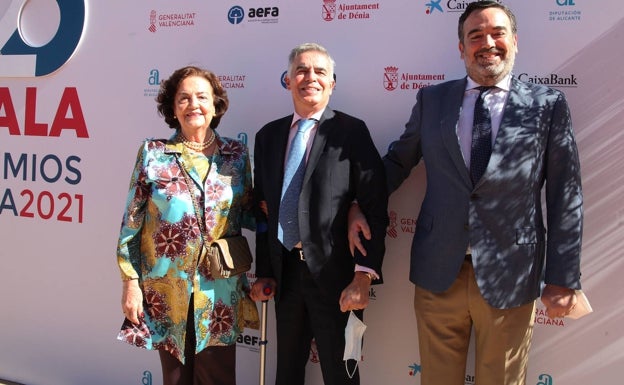 Imagen principal - Carmen Robles, con sus hijos, Manolo y Enrique, y en la gala AEFA. 