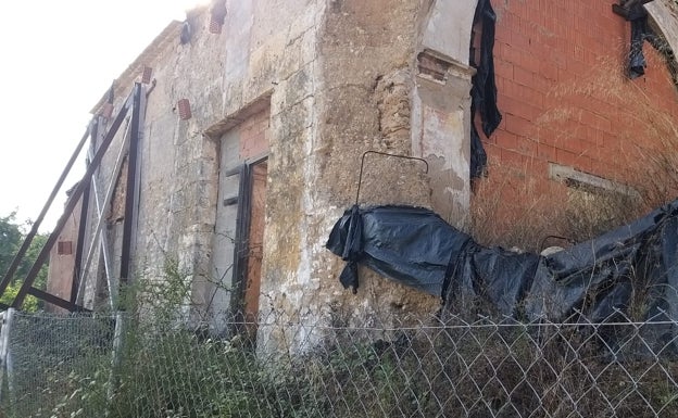 Restos del arco de la ermita que queda en pie. 