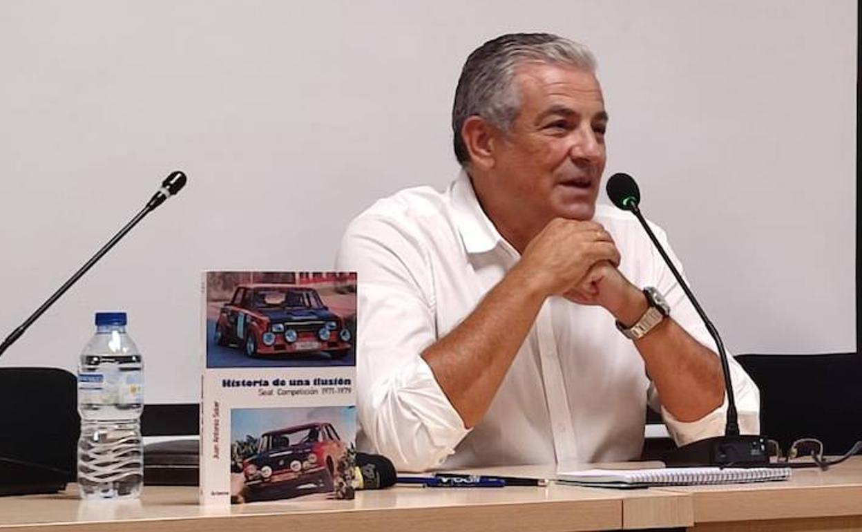 El autor, Juan Antonio Soler, durante la presentación del libro.