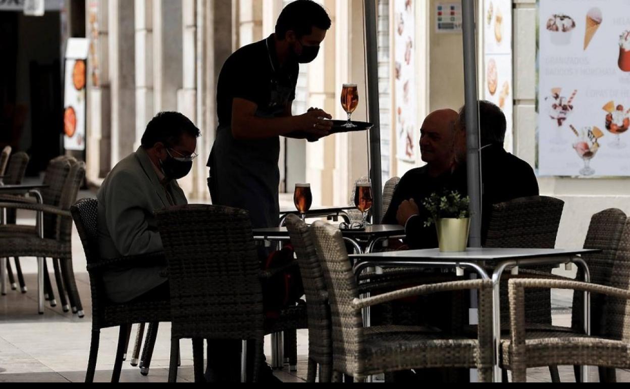 Atención en la terraza de un bar.