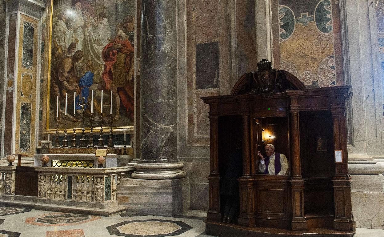 El papa Francisco, en un confesionario. 