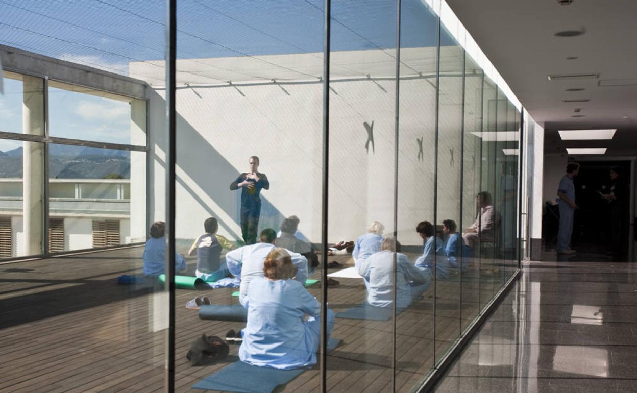 Ejercicios de relajación en el Hospital de Dénia. 
