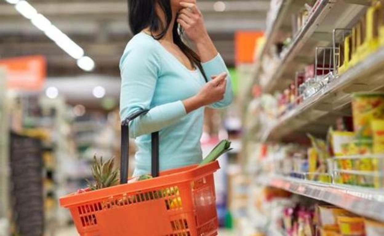 Una mujer hace la compra en un supermercado. 