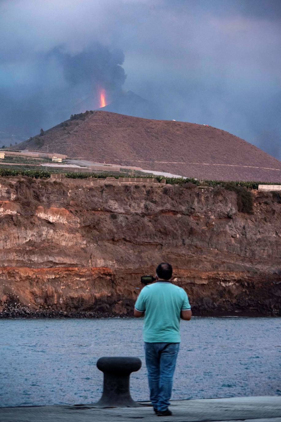 Confinan a 3.000 personas en La Palma por la liberación de gases tras incendiar la colada de lava una fábrica de cemento