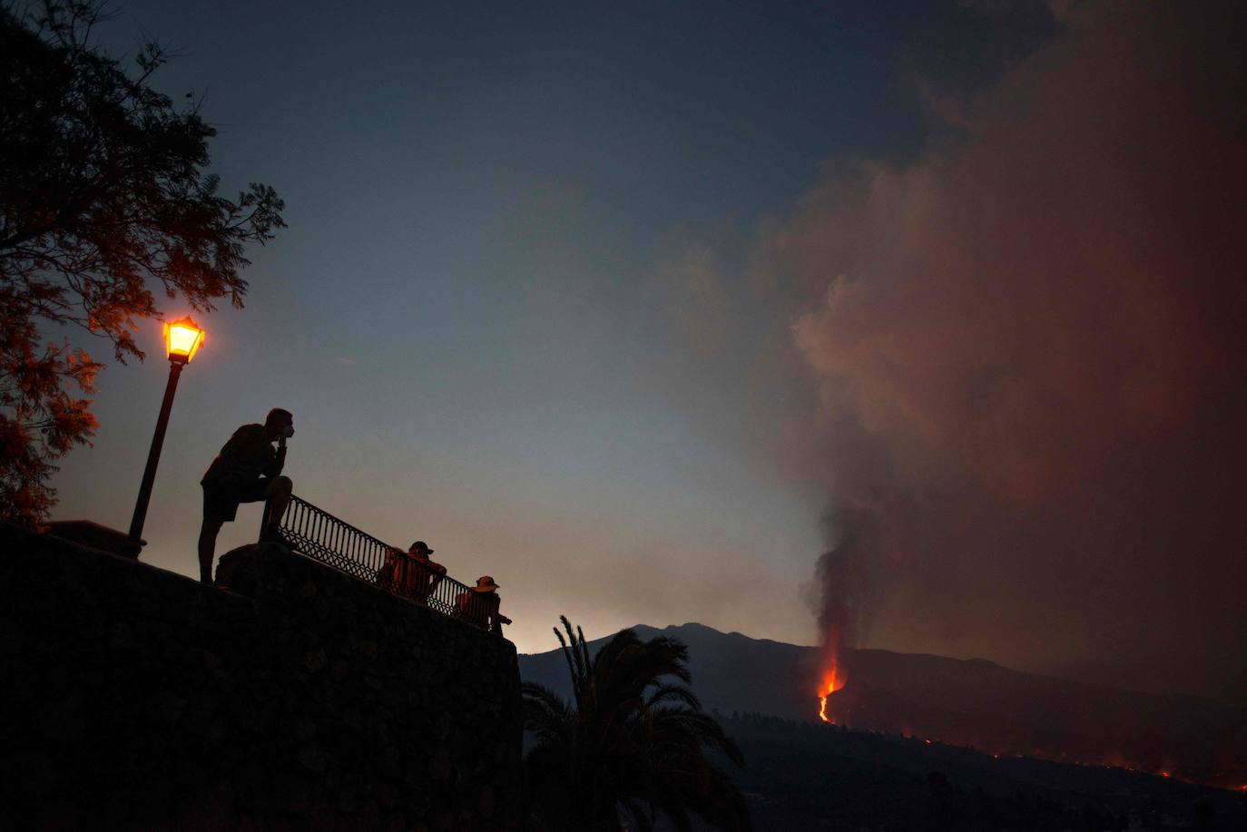 Confinan a 3.000 personas en La Palma por la liberación de gases tras incendiar la colada de lava una fábrica de cemento