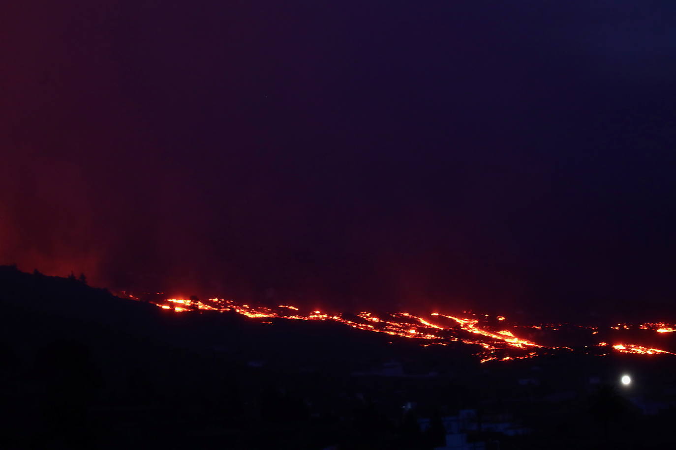 Confinan a 3.000 personas en La Palma por la liberación de gases tras incendiar la colada de lava una fábrica de cemento