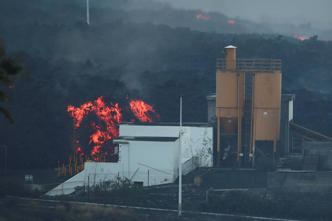 Confinan a 3.000 personas en La Palma por la liberación de gases tras incendiar la colada de lava una fábrica de cemento