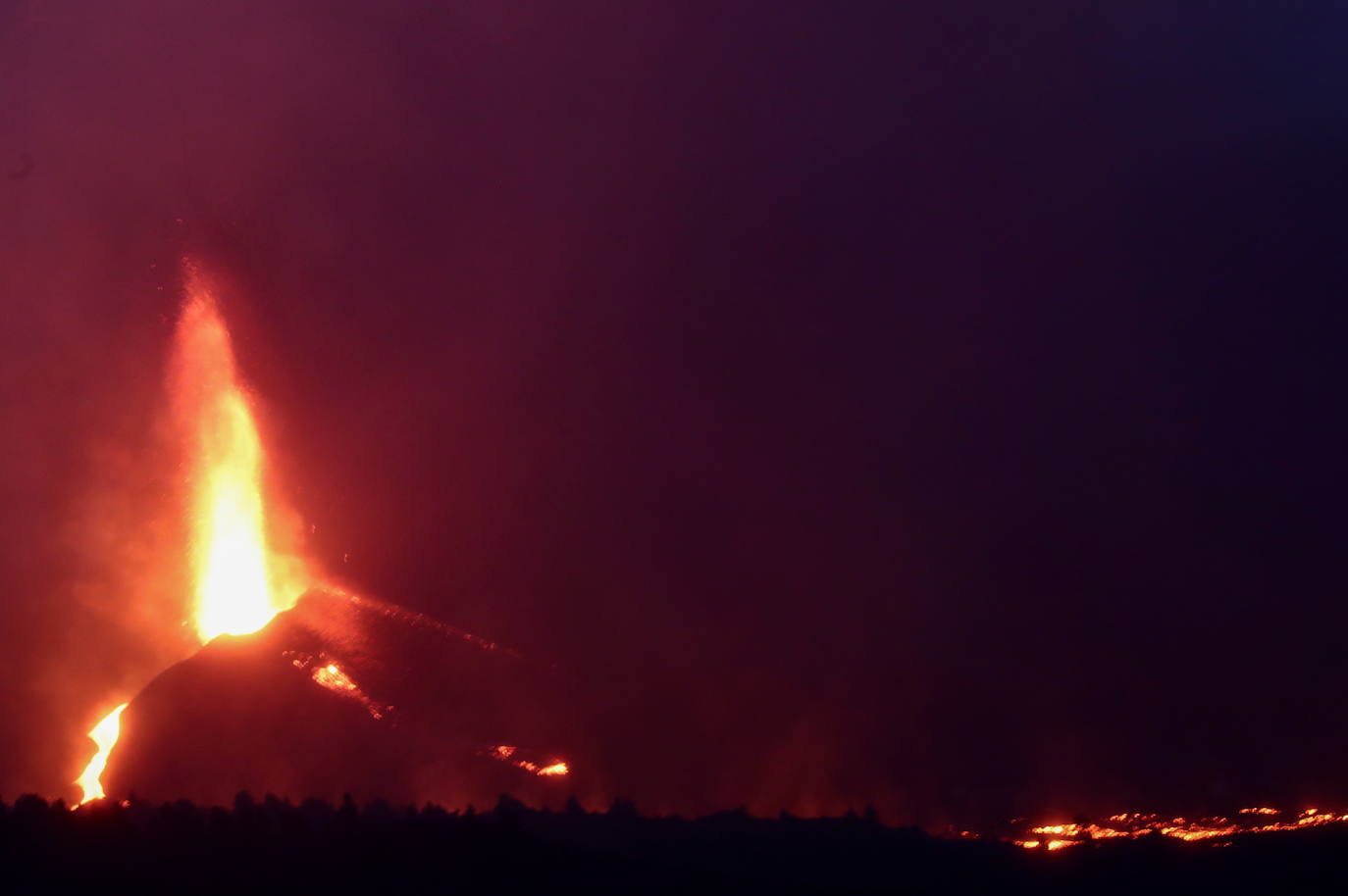 Confinan a 3.000 personas en La Palma por la liberación de gases tras incendiar la colada de lava una fábrica de cemento