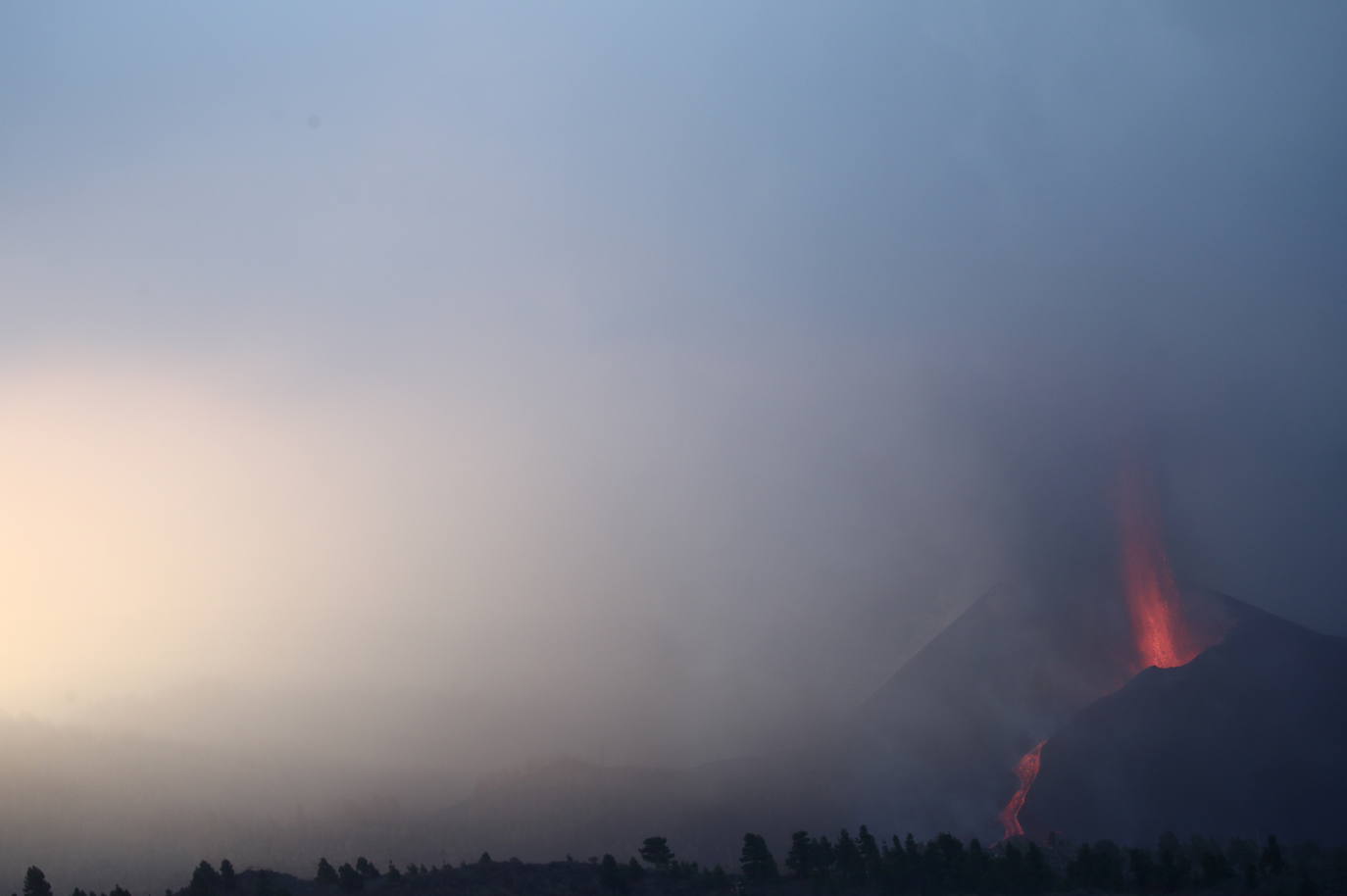 Confinan a 3.000 personas en La Palma por la liberación de gases tras incendiar la colada de lava una fábrica de cemento