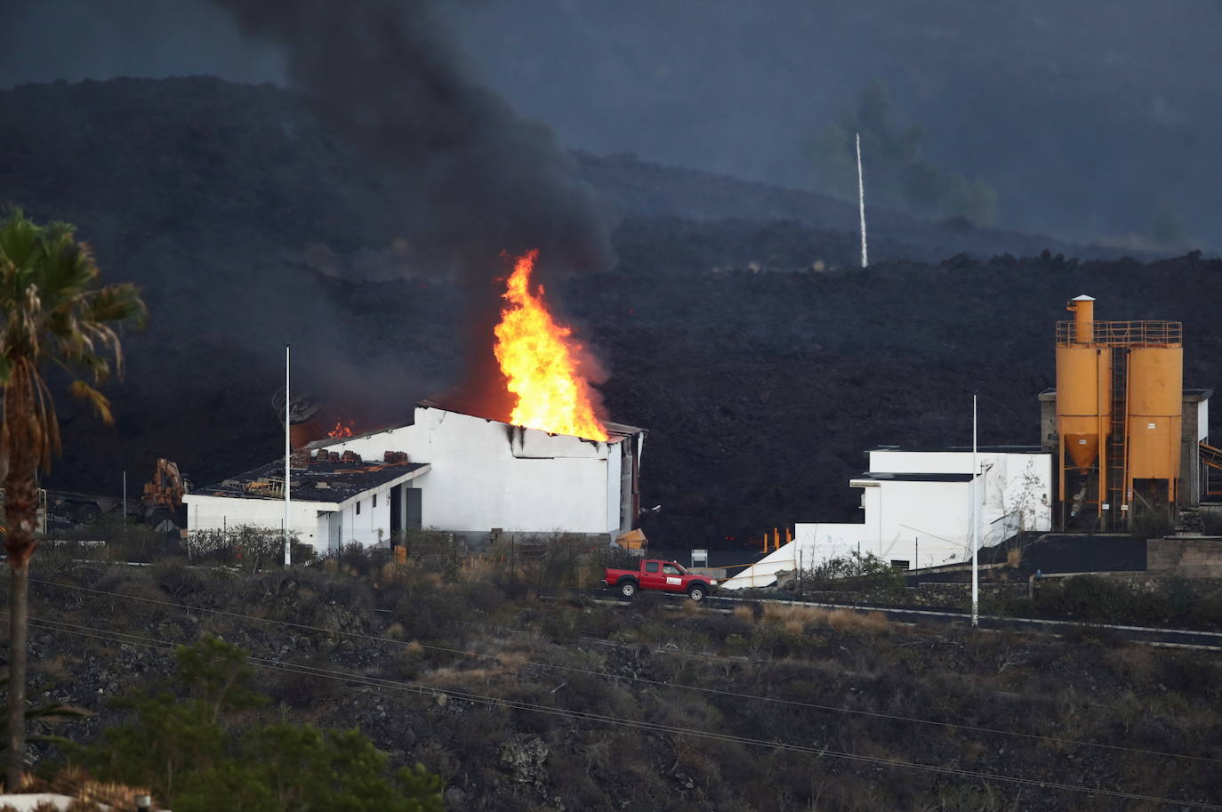 Confinan a 3.000 personas en La Palma por la liberación de gases tras incendiar la colada de lava una fábrica de cemento