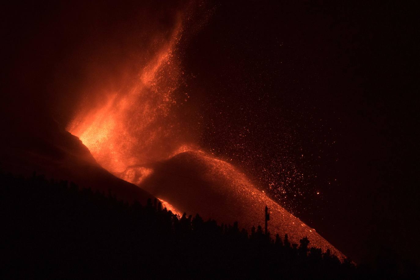 Confinan a 3.000 personas en La Palma por la liberación de gases tras incendiar la colada de lava una fábrica de cemento