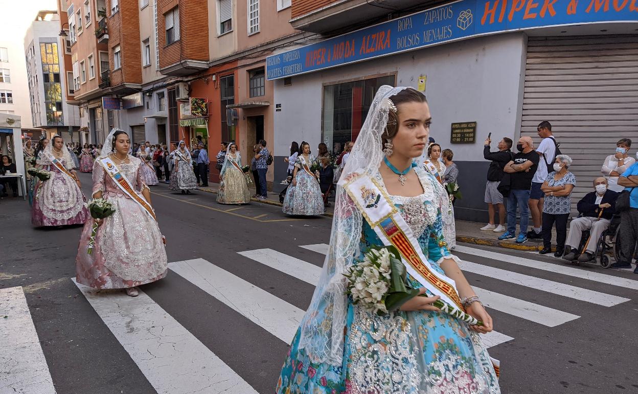 Los falleros de Alzira desfilan en la ofrenda.