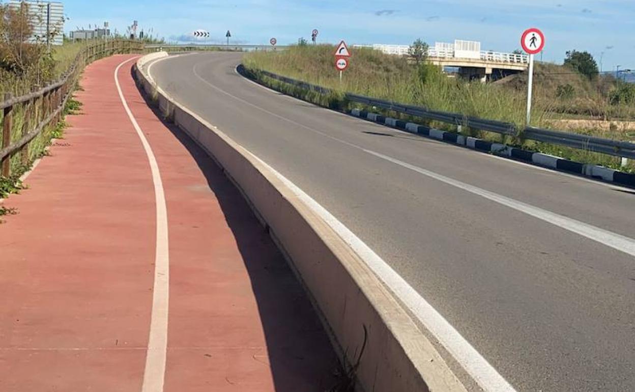 El carril para peatones queda interrumpido en el acceso al puente. 