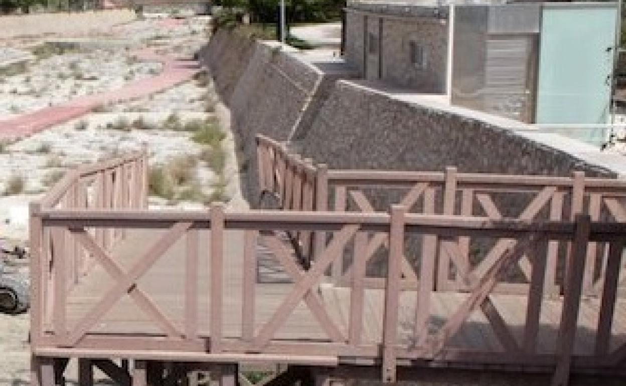 Imagen de la actual pasarela en el tramo de su desembocadura en la playa de la Albufereta. 