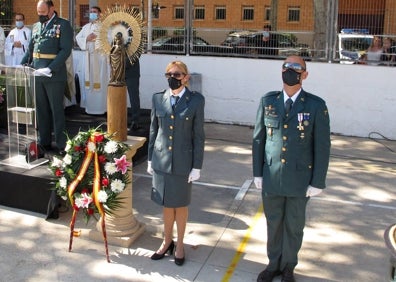 Imagen secundaria 1 - La misa en honor a la patrona de la Guardia Civil, la ofrenda y la entrega de la medalla a mérito. 