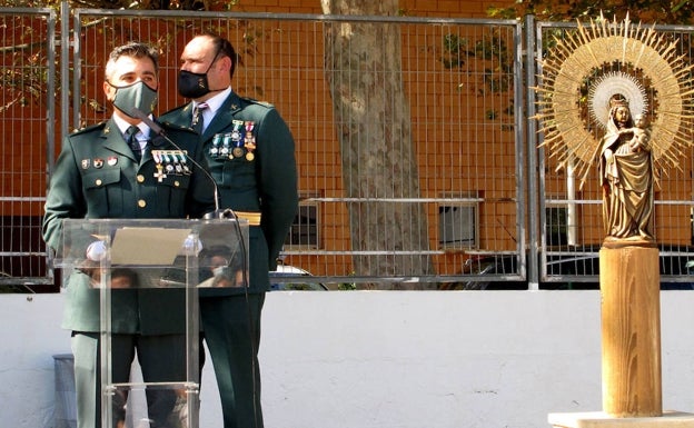 El capitán comandante del puesto principal, Javier Soliveres, junto a la Virgen del Pilar. 