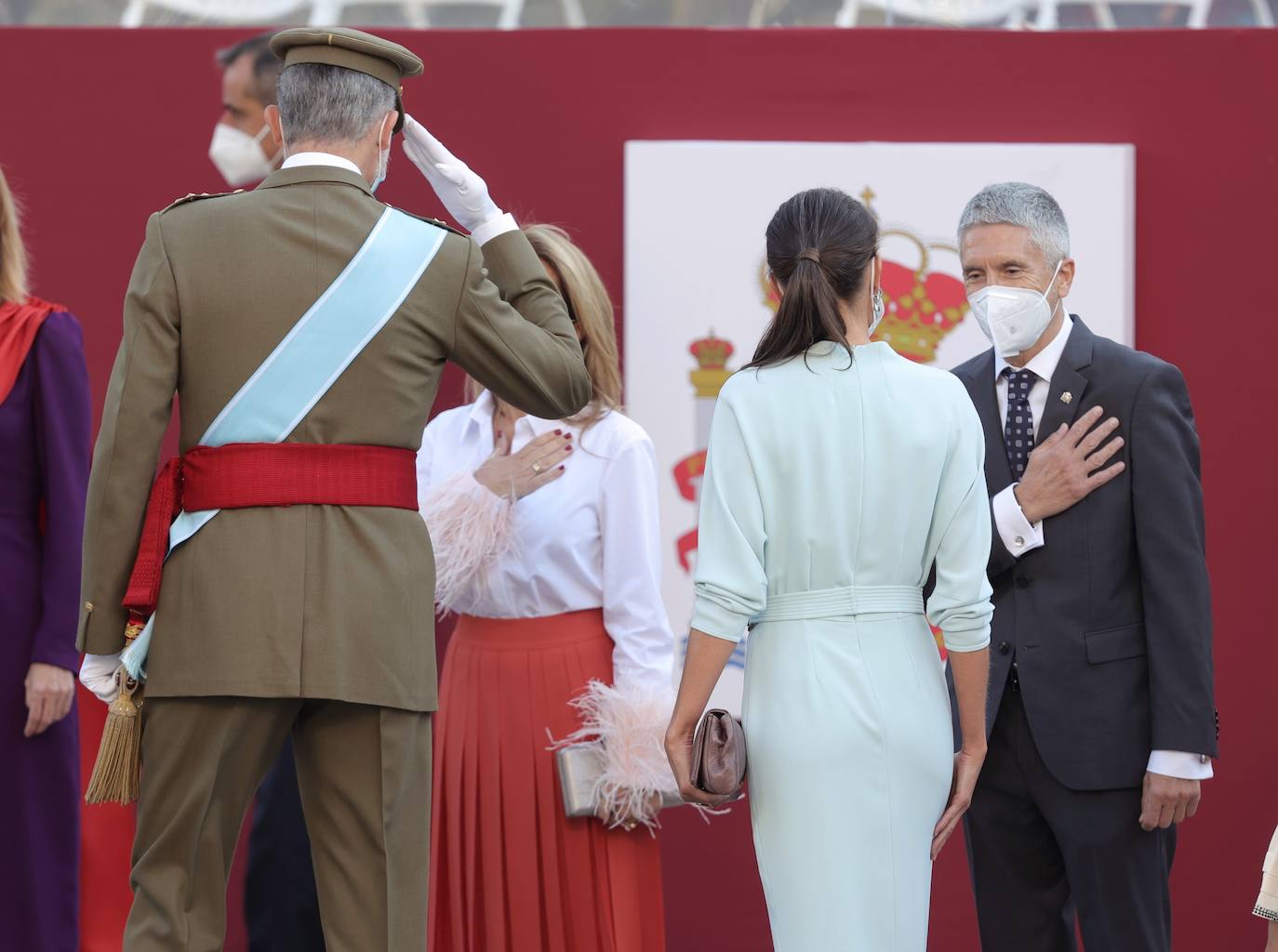 2021 | La Reina Letizia volvió a su tradición de estrenar look y escogió un elegante y sencillo vestido en color azul cielo. Se trata de un diseño de María Barragán