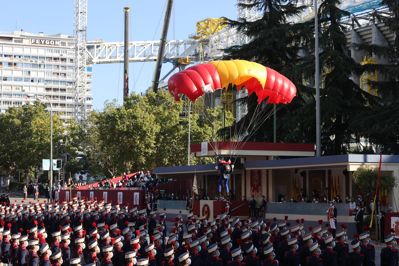 Fotos: Desfile militar por el Día de la Hispanidad 2021, en imágenes