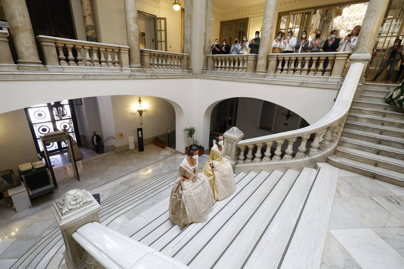 El 13 de octubre Valencia conocerá a las Falleras Mayores de 2022. Un día antes, las 13 candidatas adultas y las 13 niñas han ensayado ese acto que, con la llamada del alcalde Joan Ribó,puede cambiar sus vidas para siempre 