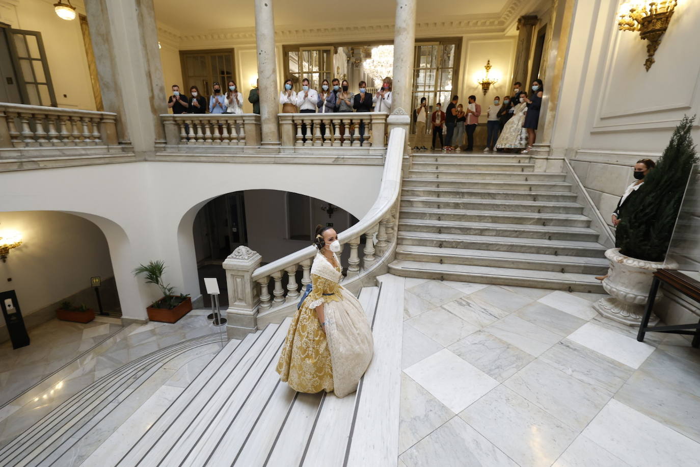 El 13 de octubre Valencia conocerá a las Falleras Mayores de 2022. Un día antes, las 13 candidatas adultas y las 13 niñas han ensayado ese acto que, con la llamada del alcalde Joan Ribó,puede cambiar sus vidas para siempre 