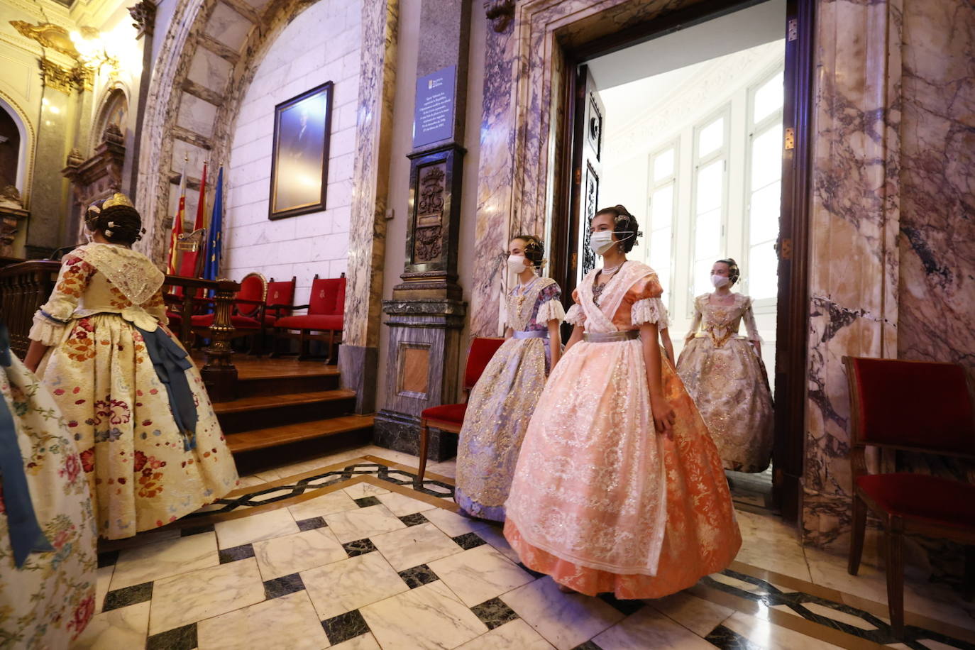 El 13 de octubre Valencia conocerá a las Falleras Mayores de 2022. Un día antes, las 13 candidatas adultas y las 13 niñas han ensayado ese acto que, con la llamada del alcalde Joan Ribó,puede cambiar sus vidas para siempre 