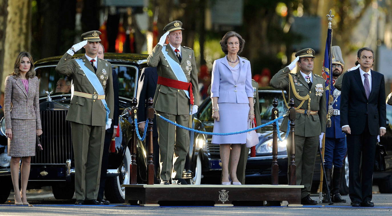 2011 | En 2011 la Reina Letizia un traje chaqueta de tweed en tonos rosas, y firmado por Felipe Varela