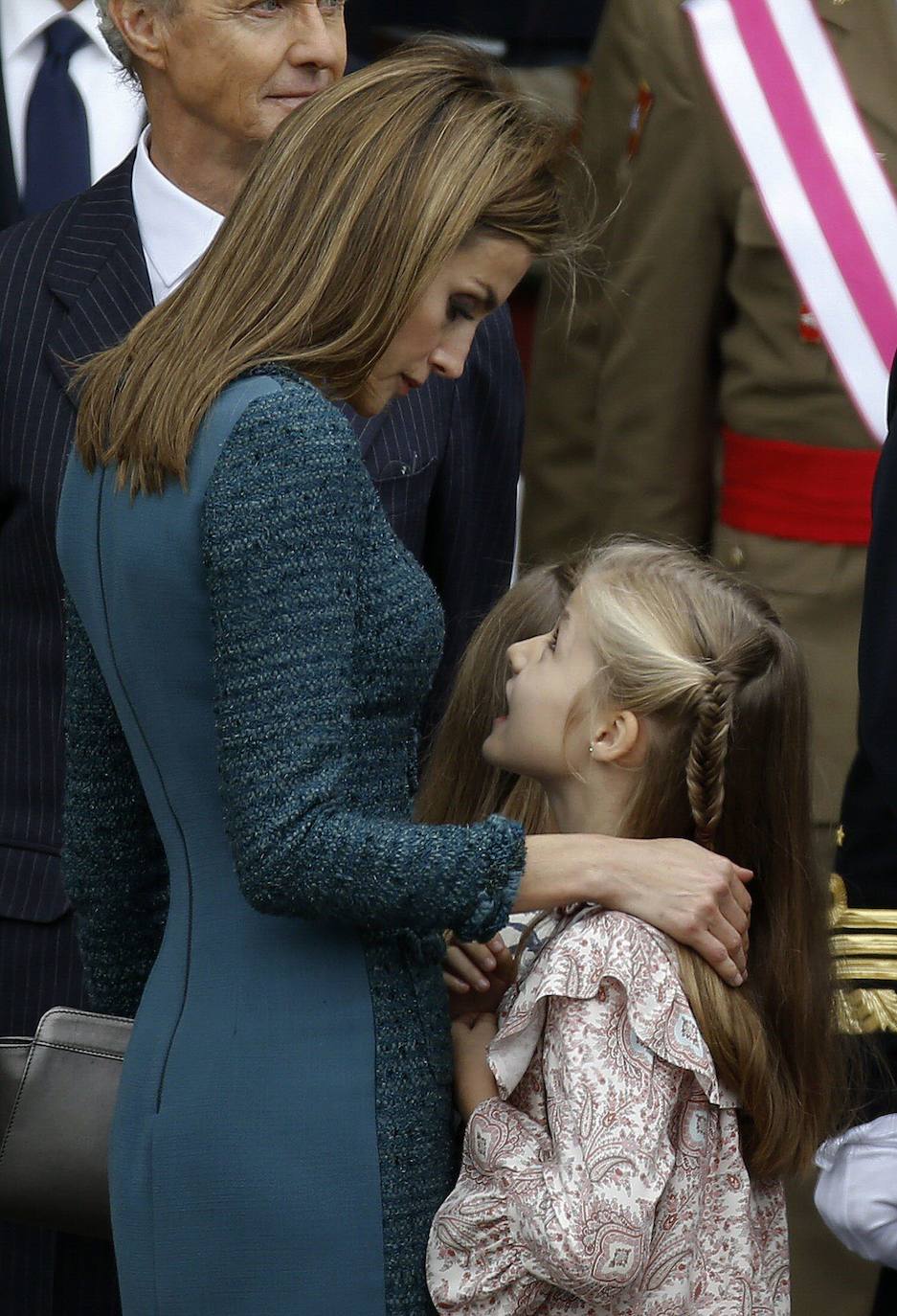 2014 | Doña Letizia presidió por primera vez como Reina el desfile por el Día de la Hispanidad con un vestido de Felipe Varela de largo a la rodilla y abonado.