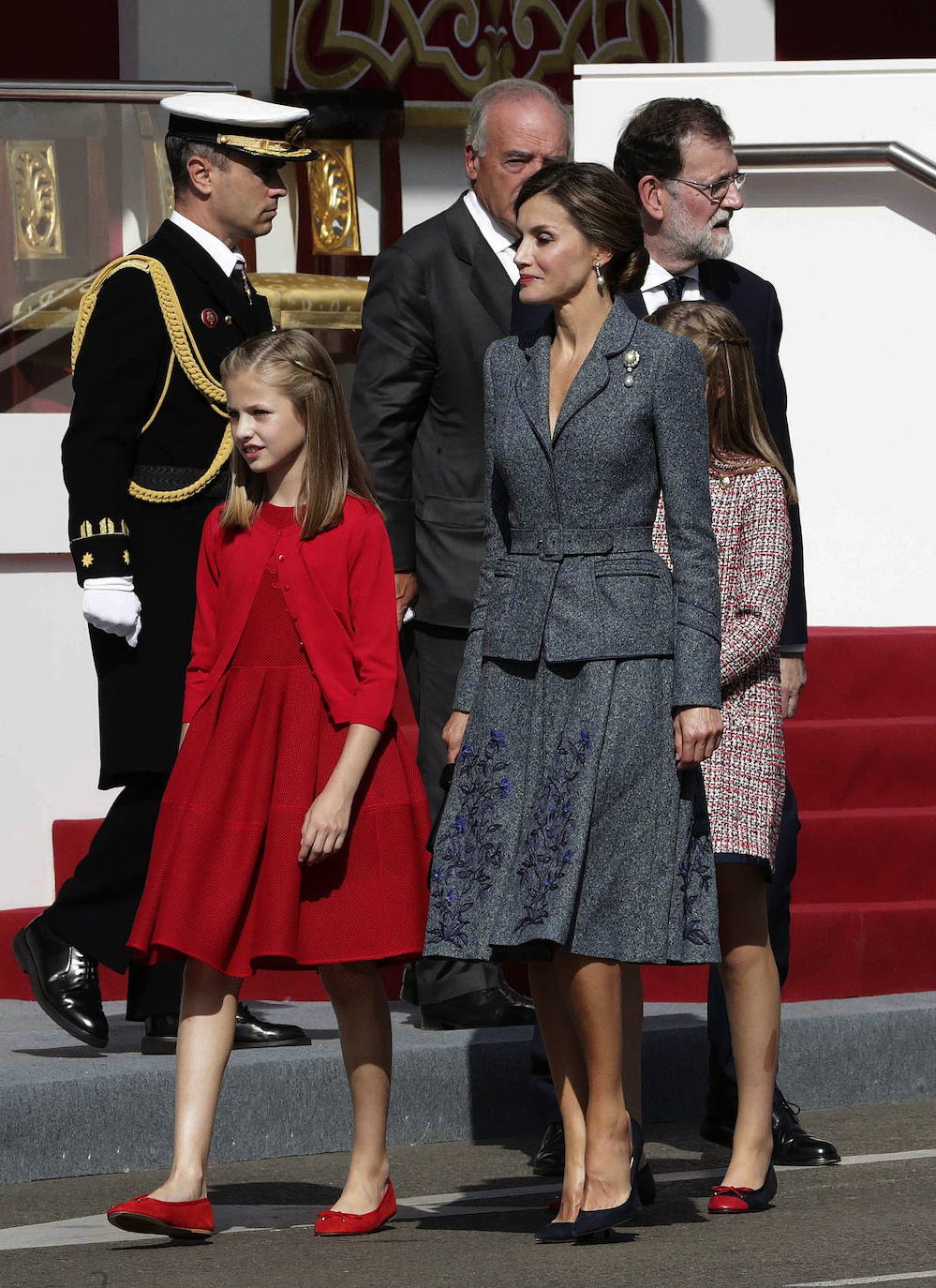 2017 | Doña Letizia apostó por un look impresionante para presidir el Día de la Fiesta Nacional: un dos piezas de inspiración ‘new look’ en cheviot gris bordado a mano en hilo, con chaqueta entallada con cinturón y falda ‘lady’ con detalles en azul de Felipe Varela.