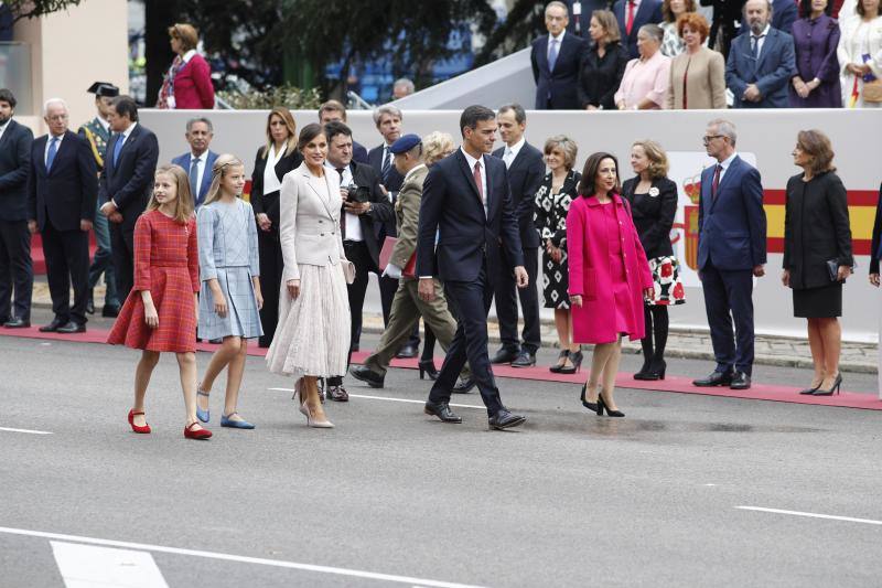 2018 | Esta vez se decantó por un delicado conjunto de chaqueta en crepe de lana arena y vestido midi de encaje chantilly plisado de Felipe Varela