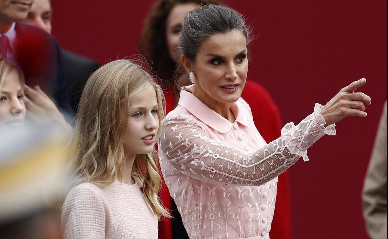 2019 | La Reina confió una vez más en Felipe Varela y estrenó en el último desfile pre pandemia un vestido camisero midi de organza de seda bordada con mariposas en rosa talco con cuerpo abotonado entallado, falda de tul evasé y cintura marcada.