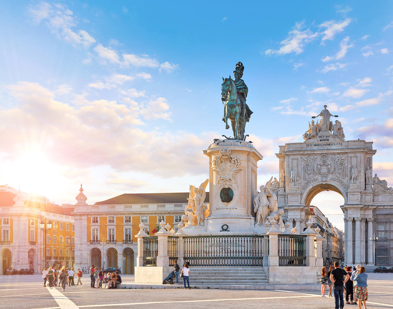 LISBOA | "Lisboa es una de esas ciudades donde los restaurantes que menos llaman la atención sirven la mejor comida", arranca la publicación, que recomienda "encontrar dónde almuerzan los lugareños. El pescado suele ser excelente, y para la comida reconfortante es difícil rematar platos como el bacalhau à brás (bacalao salado con huevo y patatas), las sardinas a la plancha o la cataplana (estofado de pescado blanco y marisco). "En sus paseos, se encontrará con encantadores bares y cafés, algunos de los cuales se llenan con las melancólicas cepas del fado en vivo después del anochecer", recomienda.