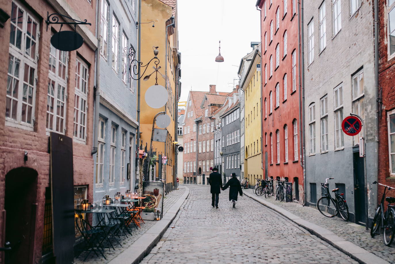COPENHAGUE | The Guardian empieza su recorrido en el cementerio Assistens. "No es ni un poco triste; los lugareños vienen aquí para relajarse, hacer picnics y disfrutar del exuberante follaje. Kierkegaard y Hans Christian Andersen, están enterrados aquí", destacan. "Más allá de las paredes está el distrito de Nørrebro, lleno de tiendas y galerías de ropa de diseñador, murales y establecimientos de cerveza artesanal, el tipo de cosas divertidas y superficiales que Kierkegaard habría odiado", ha añadido. 