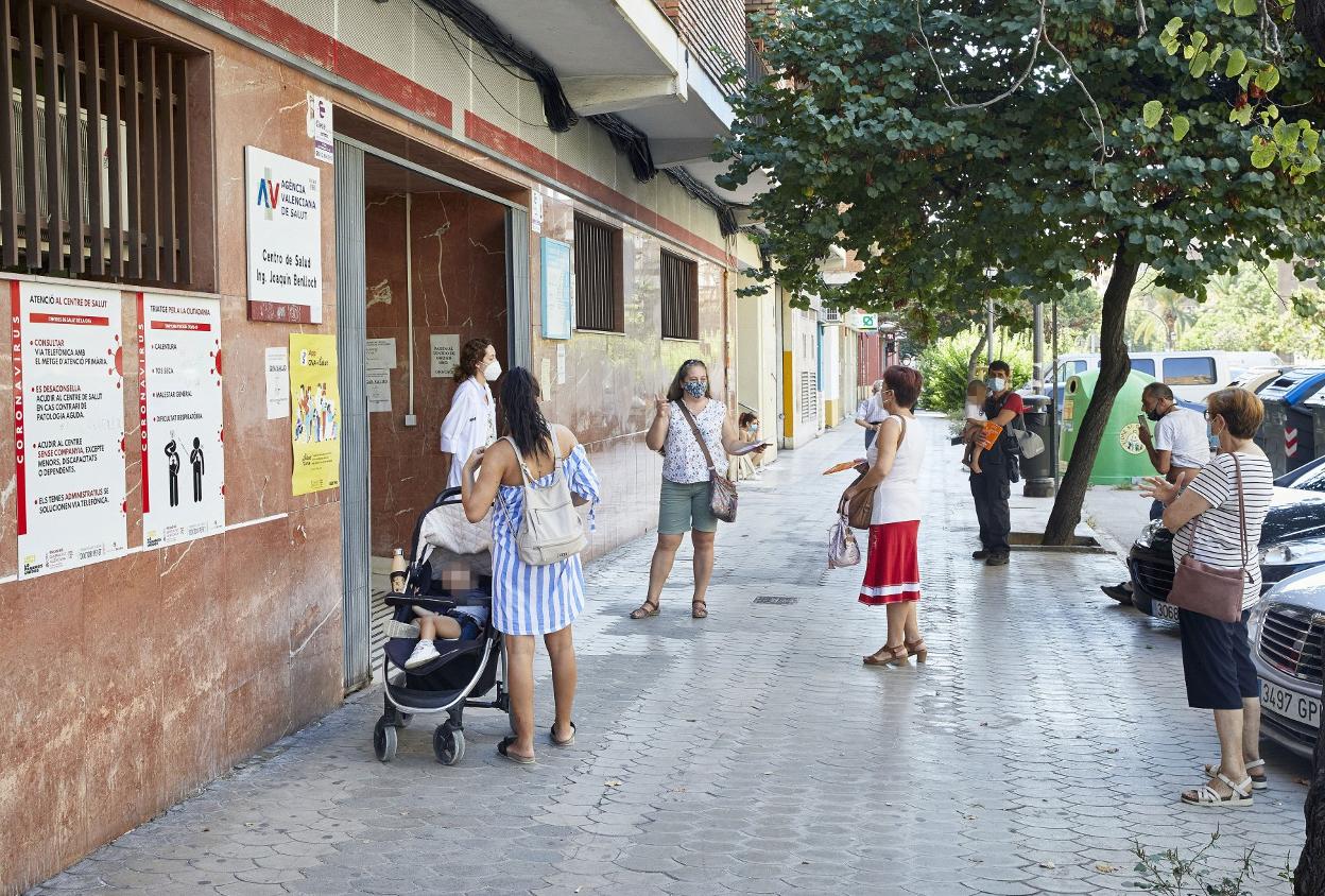 Pacientes esperan a las puertas de un centro de salud. iván arlandis