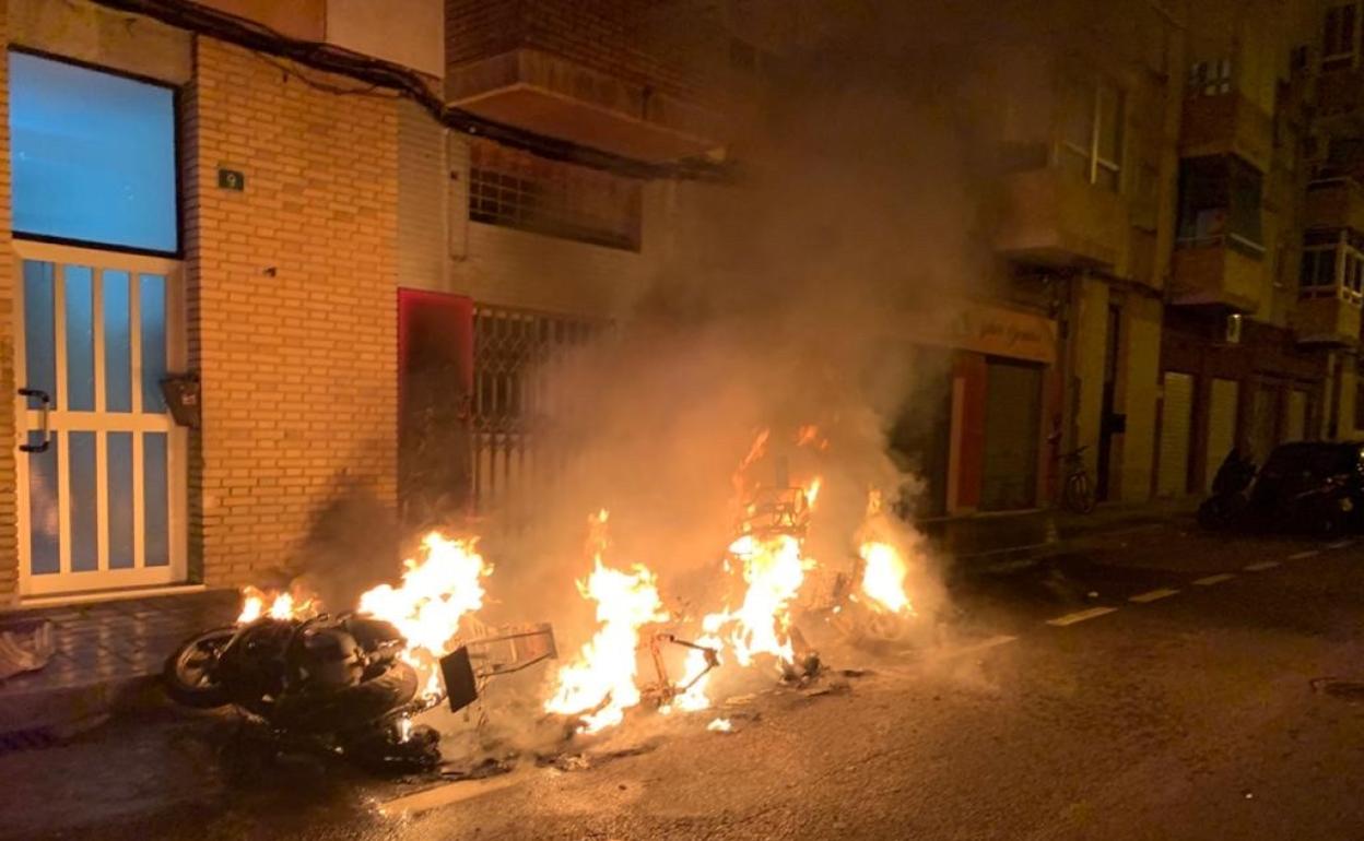 Imagen de las cinco motos ardiendo en la calle Virgen de Monserrate de Alicante. 