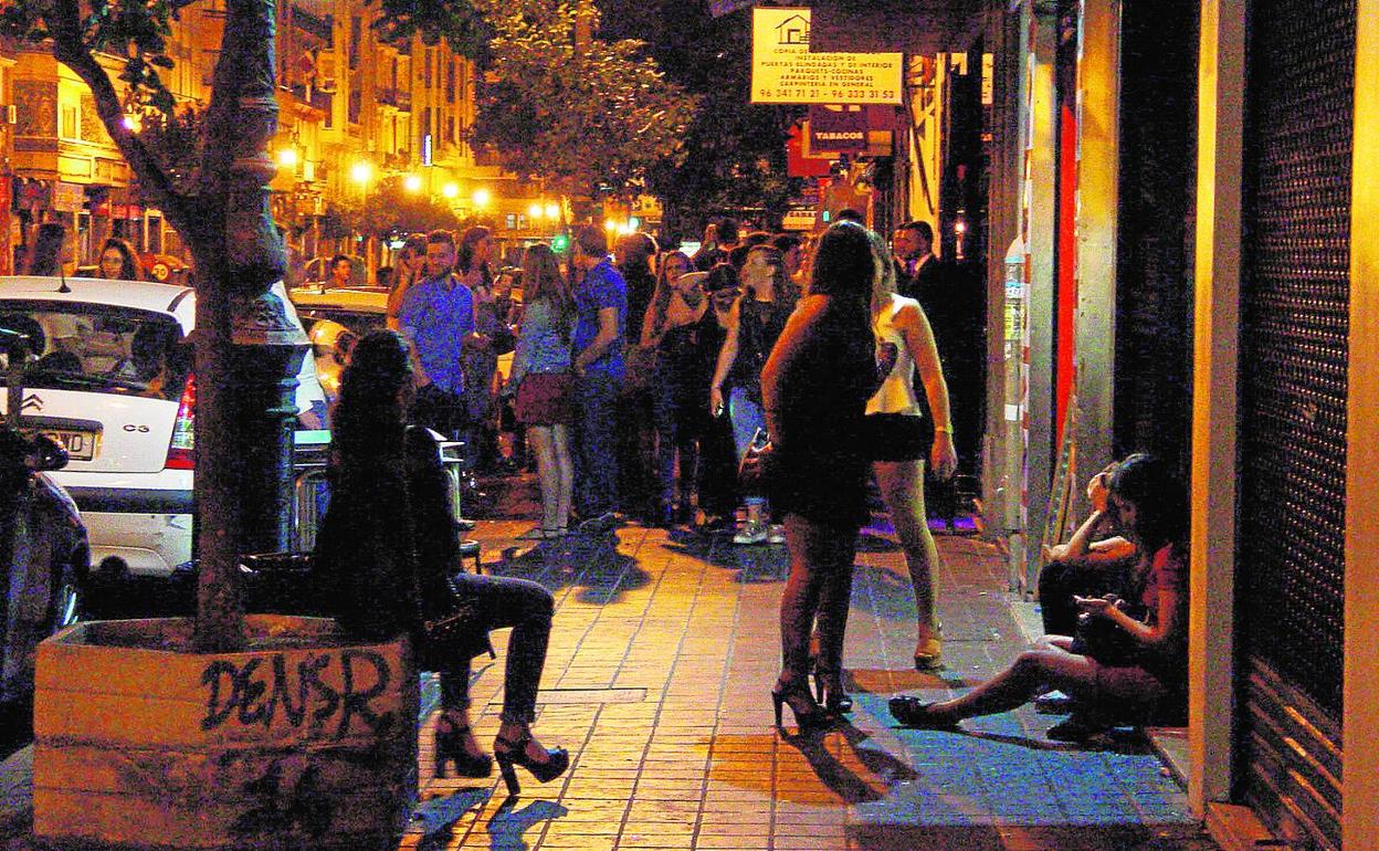 Jóvenes congregados a las puertas de un local de ocio. 