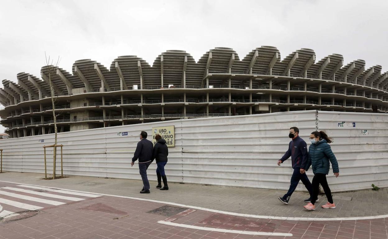 Cuatro personas, en el nuevo Mestalla. 