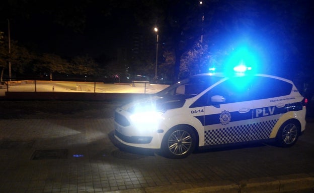 Una patrulla de la Policía Local junto a la pista de 'skate'. 