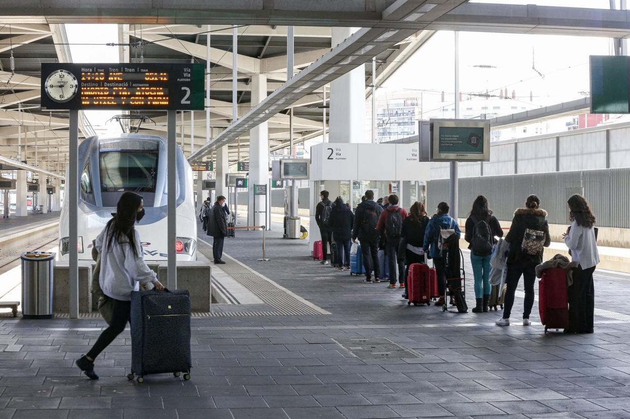 Uno de los andenes de la estación Joaquín Sorolla. jesús signes