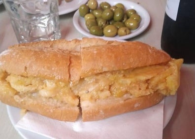 Imagen secundaria 1 - Arriba, bocadillo de tortilla de patatas del Rausell. Abajo, bocadillo del Daniel's y tortillas del Rincón de Mariñeta.