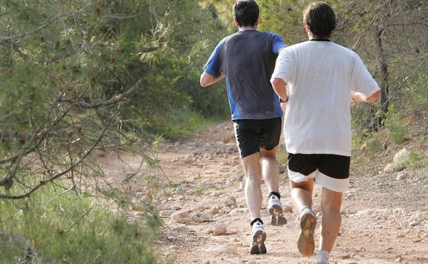 Dos personas practican running por la Vallesa de Paterna. 